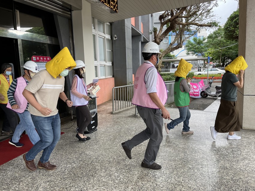 111年5月聽聞地震頭戴保護帽並逃至安全地方