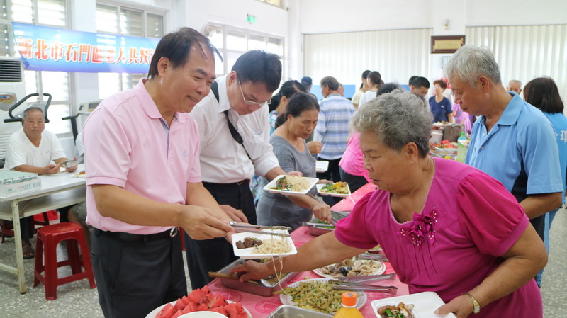 1050805-富基里辦公處辦理老人共餐及父親節慶祝活動照片1