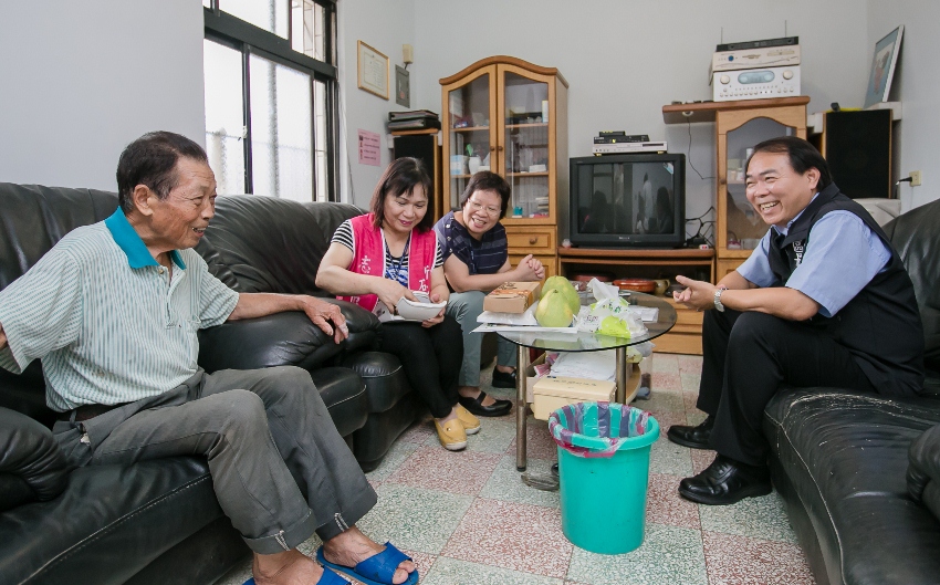 105.09.09-中秋節區長親訪獨居長者-關懷送暖與致贈物資照片1