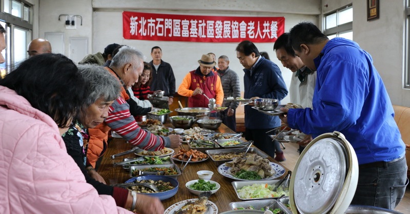 1051229--區長至富基社區發展協會(鎮海宮)共餐並致贈環保碗筷照片1