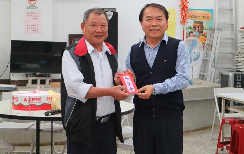 1060106-區長參加富基里動健康及老人共餐活動,並致贈加菜金照片1