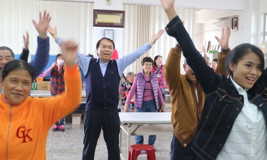 1060106-區長參加富基里動健康及老人共餐活動,並致贈加菜金照片1
