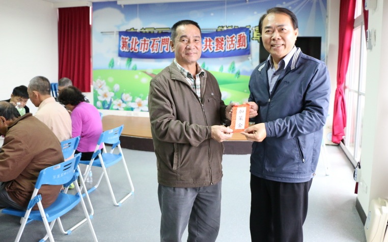 1060111-區長參加草里里動健康及老人共餐活動,並致贈加菜金照片1