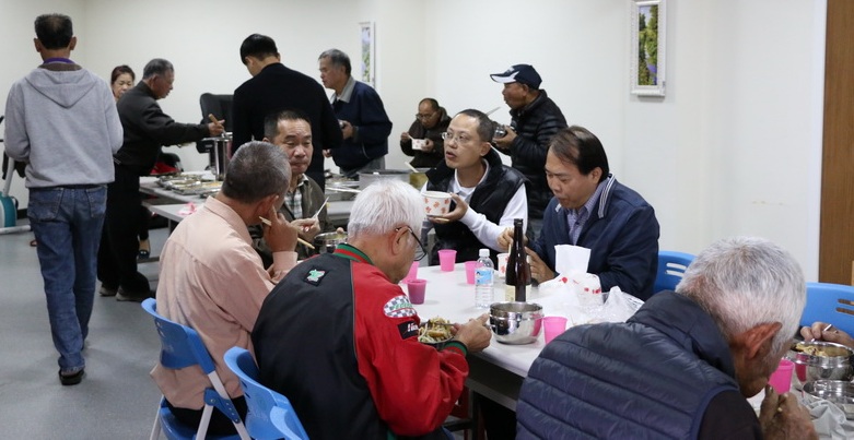 1060111-區長參加草里里動健康及老人共餐活動,並致贈加菜金照片1