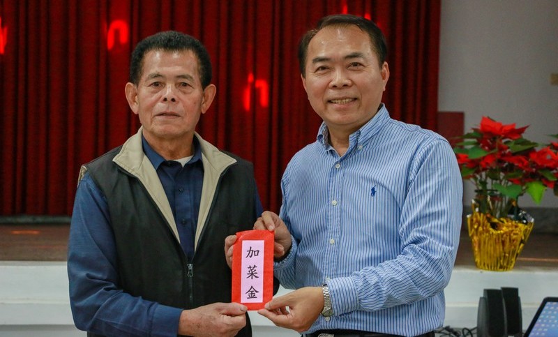 1060118-區長參加本區老人會辦理之動健康及老人共餐活動,並致贈加菜金照片1