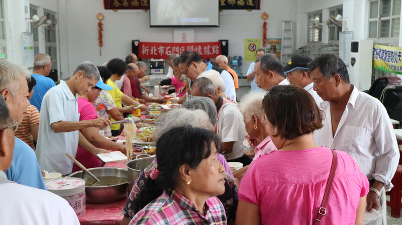 1050805-富基里辦公處社區照顧關懷據點辦理共餐及父親節慶祝活動1