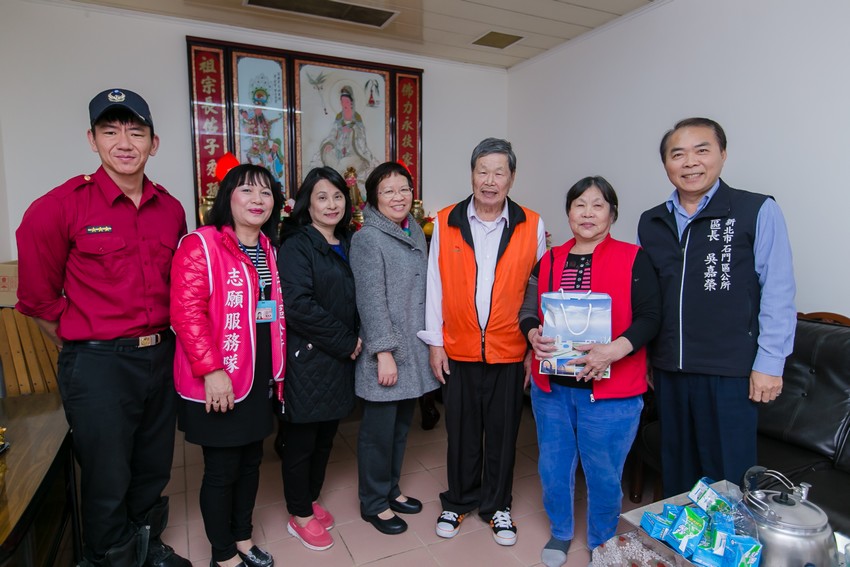 1060220-吳區長會同里長親訪本區獨居老人,並邀請石門消防分隊進行居家熱水器及電器使用之安全檢視1