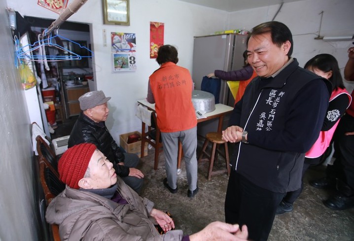 1060303-吳區長親訪老梅里獨居老人,並邀請石門消防分隊進行居家熱水器及電器使用之安全檢視照片1