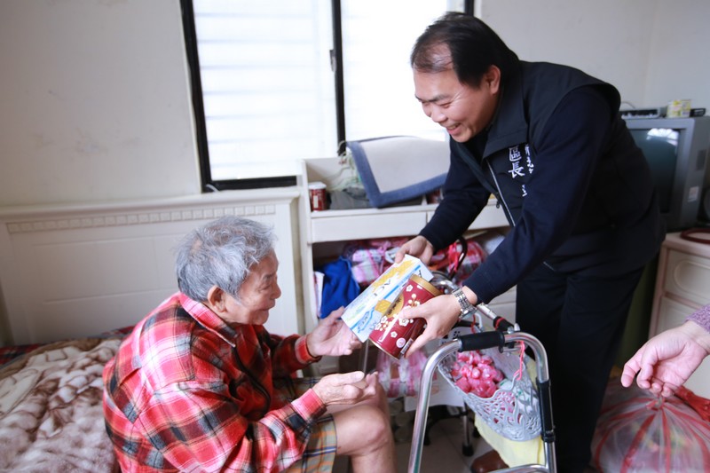 1060303-吳區長親訪老梅里獨居老人,並邀請石門消防分隊進行居家熱水器及電器使用之安全檢視照片1