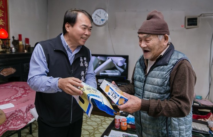 1060313-吳區長親訪德茂里及山溪里獨居長者,並邀請石門衛生所進行健康評估與衛教1