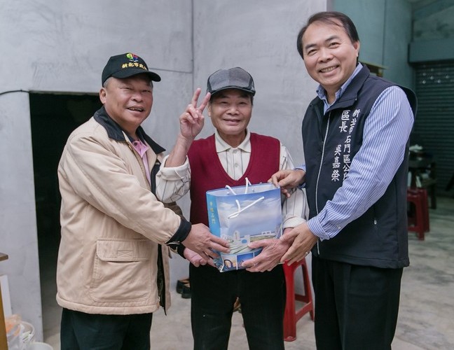 1060313-吳區長親訪德茂里及山溪里獨居長者,並邀請石門衛生所進行健康評估與衛教1