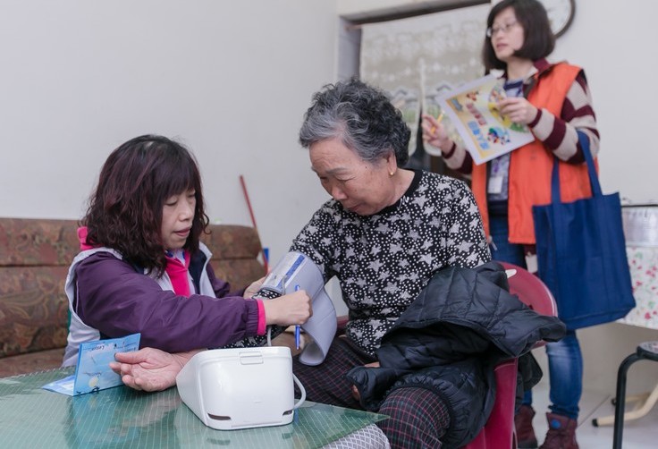 1060313-吳區長親訪德茂里及山溪里獨居長者,並邀請石門衛生所進行健康評估與衛教1