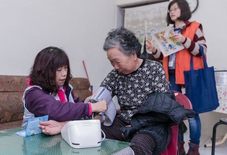 1060313-吳區長親訪德茂里及山溪里獨居長者，並邀請石門衛生所進行健康評估與衛教1