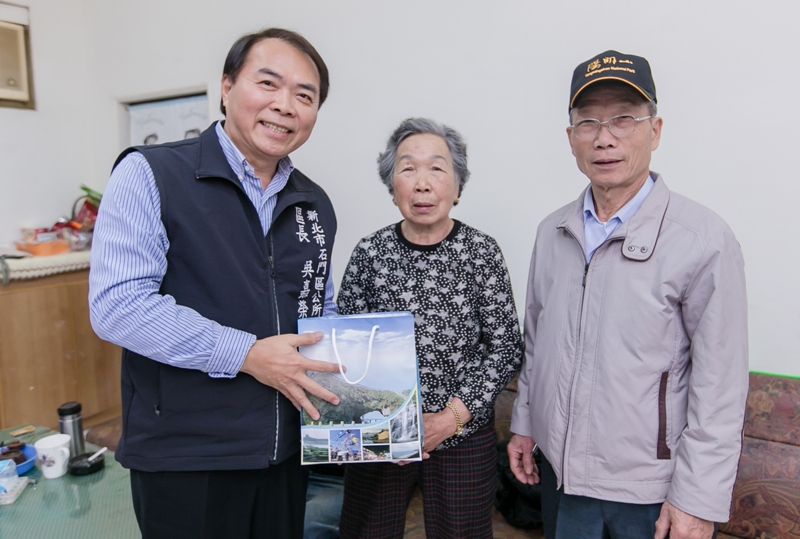 1060313-吳區長親訪德茂里及山溪里獨居長者,並邀請石門衛生所進行健康評估與衛教1
