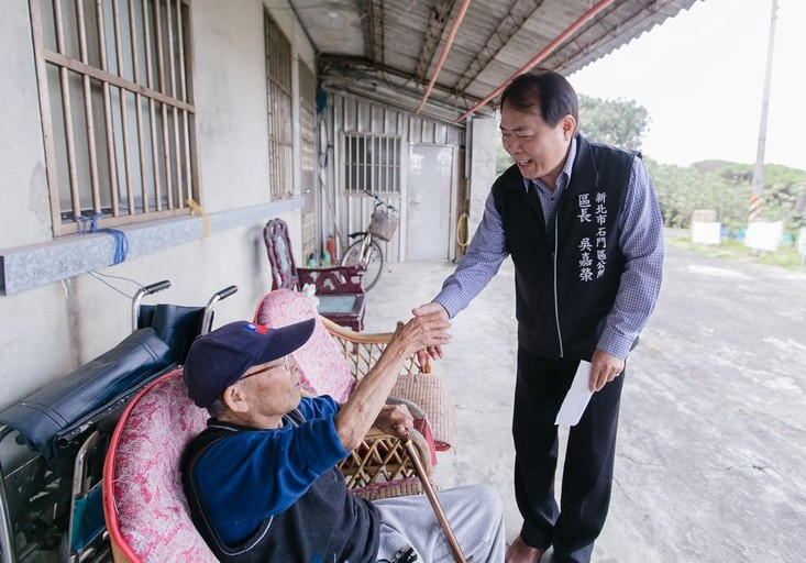 10604吳區長親訪富基里獨居老人,並會同石門消防分隊進行居家熱水器及電器使用之安全檢視1