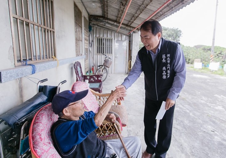 10604吳區長親訪富基里獨居老人，並會同石門消防分隊進行居家熱水器及電器使用之安全檢視1