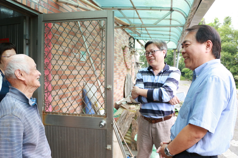 1060425吳區長親訪石門里獨居長者，並致贈關懷物資1