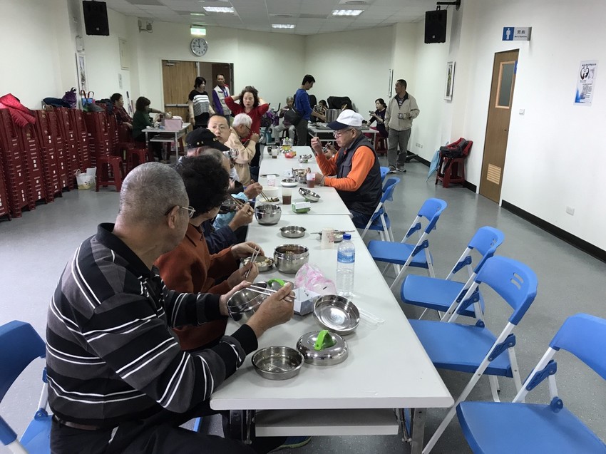 106年4月27日-草里里辦公處辦理動健康及老人共餐活動照片1