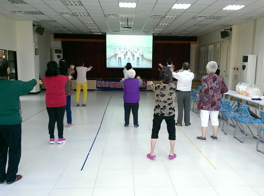 106年5月1日-石門里辦公處辦理動健康及老人共餐活動照片1