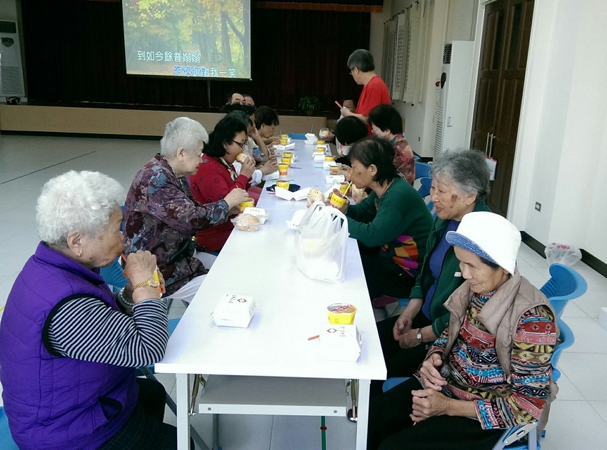 106年5月1日-石門里辦公處辦理動健康及老人共餐活動照片1