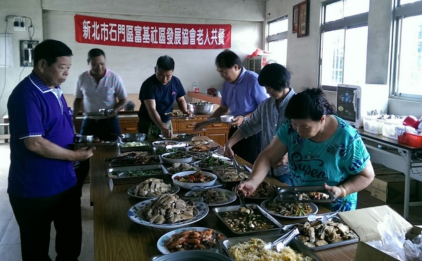 106年5月26日富基社區辦理老人共餐活動照片1